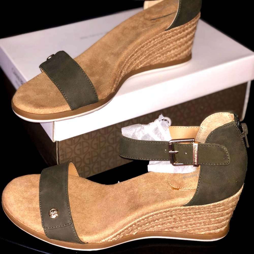 9M Dark Green and Tan Wedge Sandals